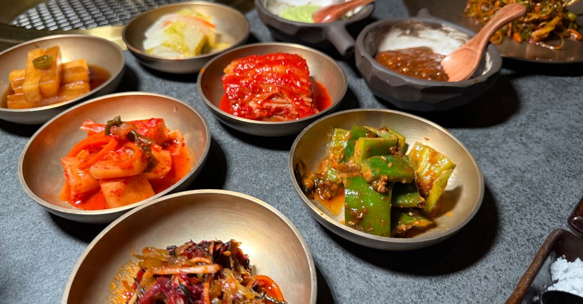 상 위에 종지마다 담아 차린 여러 가지 반찬